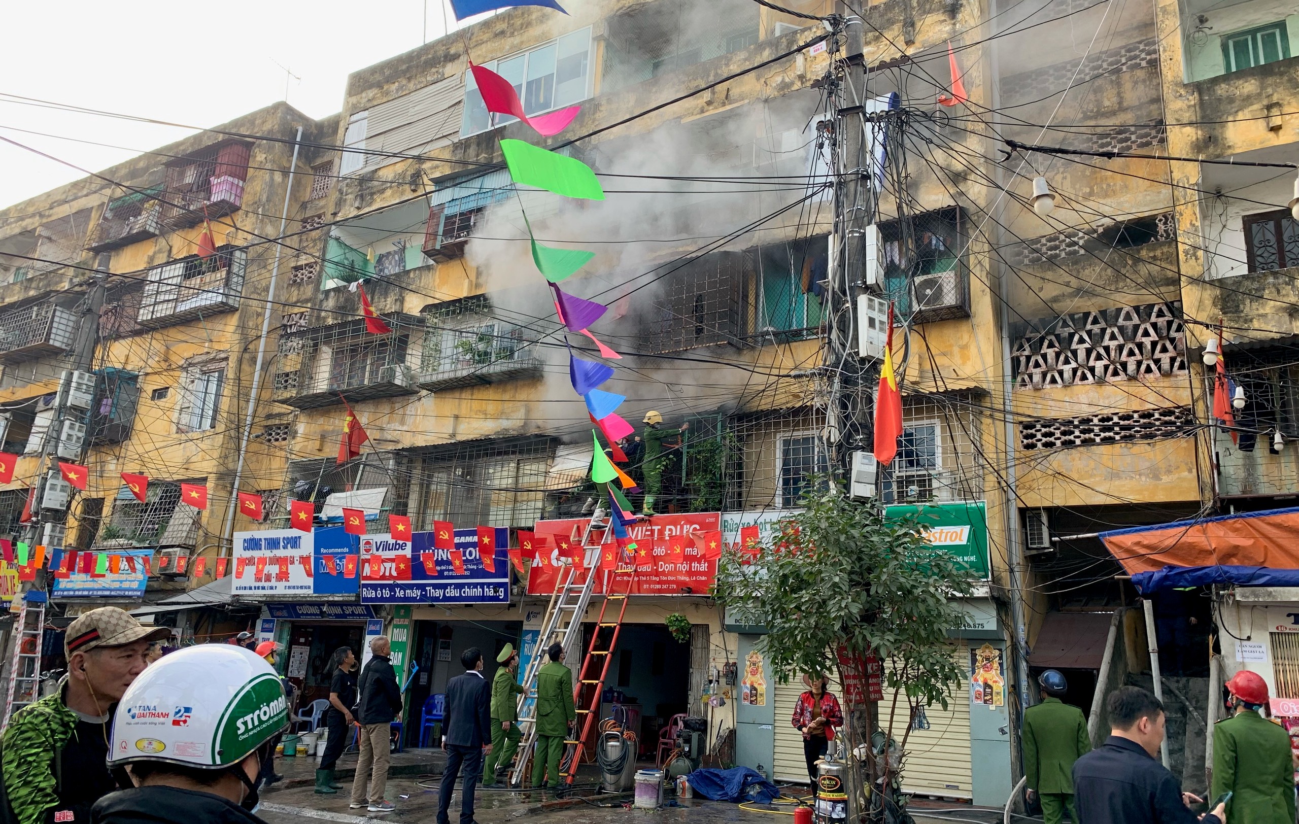 Giải cứu an toàn cháu bé 5 tuổi trong đám cháy 5 tầng phường An Dương 